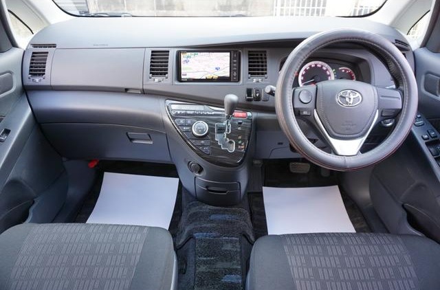 2013 TOYOTA ISIS PLATANA